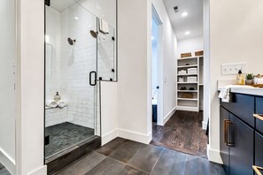 4 bedrooms, Internet - Luxury Stay With Rooftop Views in Prime Location (Nashville)