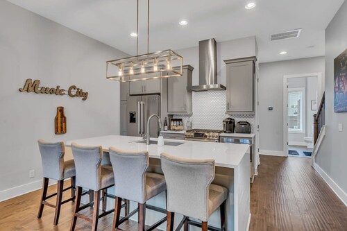 Luxury Townhome With Rooftop Deck Skyline Views