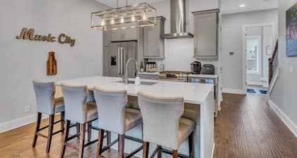 Luxury Townhome With Rooftop Deck Skyline Views