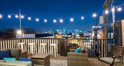 Luxury Townhome With Rooftop Deck Skyline Views