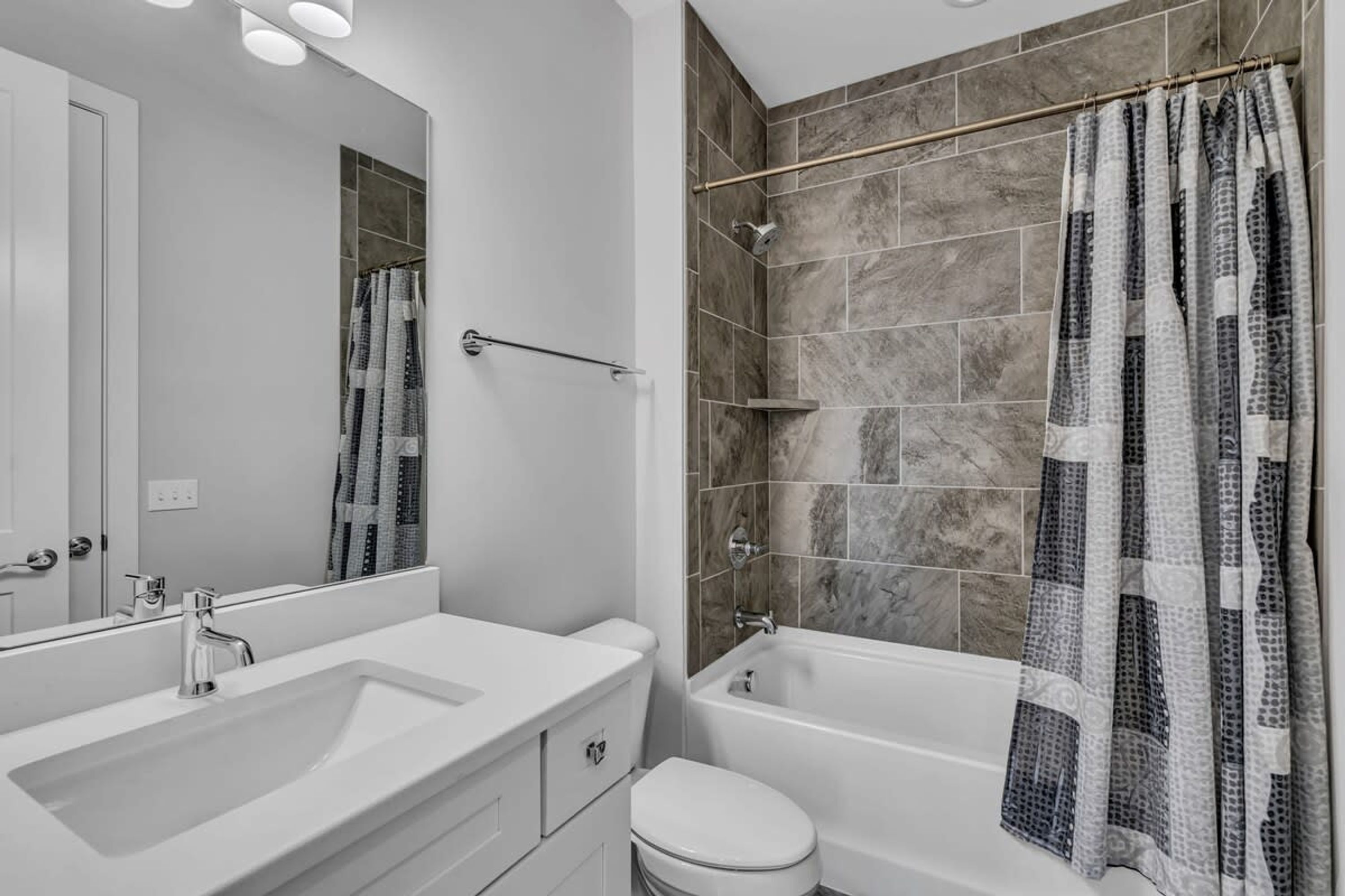 Un baño moderno con lavamanos grande, inodoro y bañera.