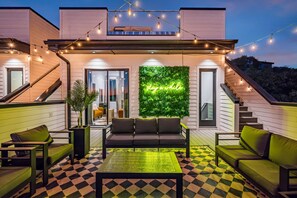 House | 4 bedrooms, desk, Internet - Rooftop Hot Tub City Views Pac-man Pool Table (Nashville)