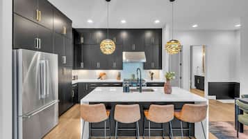 House | 4 bedrooms, desk, Internet