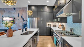 House | 4 bedrooms, desk, Internet