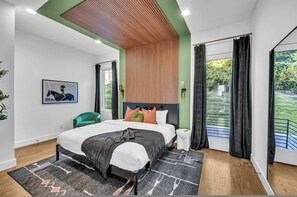 4 عدّة غرف نوم ومكتب وخدمة الإنترنت