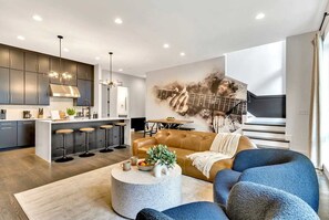 House | 4 bedrooms, Internet - New Hot Tub Rooftop Decks City Views Poker (Nashville)