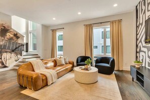 House | 4 bedrooms, Internet - New Hot Tub Rooftop Decks City Views Poker (Nashville)