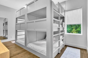 House | 4 bedrooms, Internet - New Hot Tub Rooftop Decks City Views Poker (Nashville)