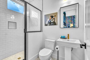 House | 4 bedrooms, Internet - New Hot Tub Rooftop Decks City Views Poker (Nashville)