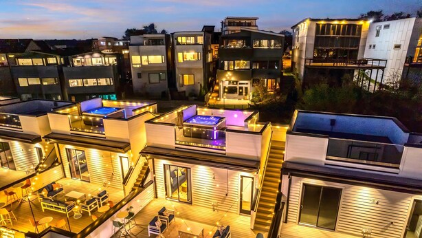 Un immeuble d’appartements moderne comprenant plusieurs logements, chacun doté d’espaces extérieurs aménagés et de balcons.