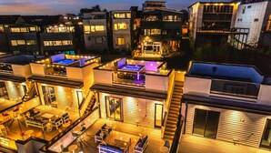 Un bâtiment moderne à plusieurs niveaux, doté d’espaces de détente en plein air et d’un toit-terrasse avec une piscine chauffée.