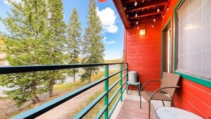 A balcony with a view of trees and a clear sky. - Giant Steps #5 Ski / Ski out (Brian Head)