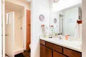 Een douche, een haardroger, handdoeken