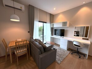 Comfort Apartment, Balcony, City View | In-room dining