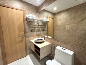 Departamento Confort, balcón, vista a la ciudad | Baño | Regadera, secadora de cabello, toallas, jabón 