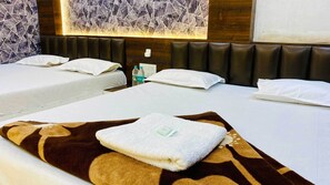 Deluxe Quadruple Room | Free WiFi - Hotel Shree Shyam Sharnam (Khandwa)