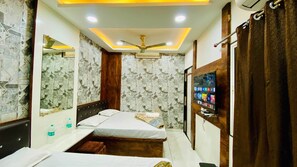 Chambre Quadruple Deluxe | Salle de bain | Douche, serviettes fournies, savon, shampoing