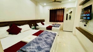 Deluxe Quadruple Room | Free WiFi - Hotel Shree Shyam Sharnam (Khandwa)