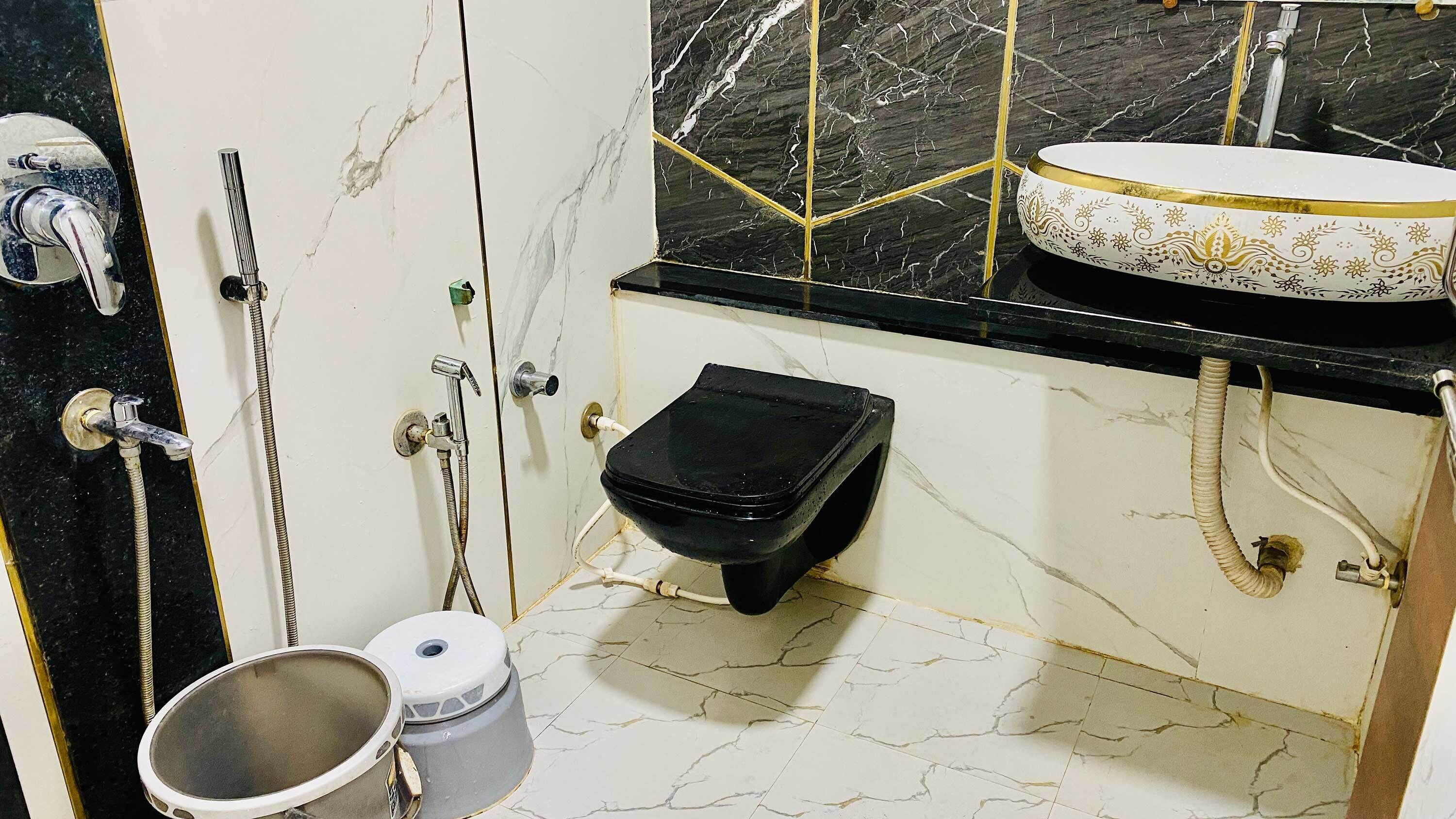 A bathroom with a toilet, bidet, and sink.
