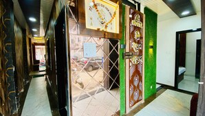 L’entrée d’un hôtel, avec un panneau indiquant qu’une chambre est disponible.