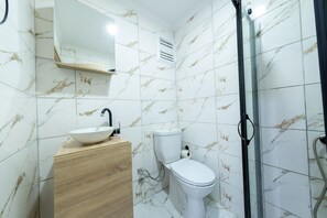 舒適三人房, 城市景 | 浴室 | 淋浴設備、風筒、提供毛巾、番梘