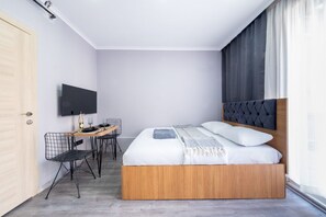 Habitación Confort doble, balcón | Escritorio y espacio para trabajar con un portátil