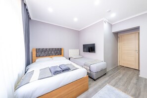Habitación triple Confort, vistas a la ciudad | Escritorio y espacio para trabajar con un portátil