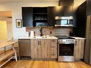 Fridge, microwave, oven, stovetop - Luxe Urban Retreat Su (Halifax)