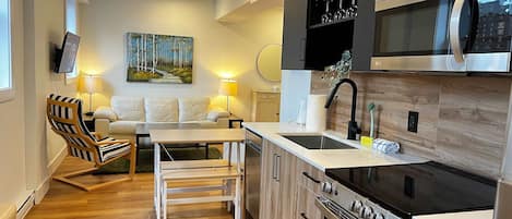 Refrigerador, microondas, horno y parrilla de estufa