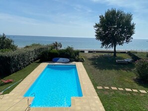 Een buitenzwembad en een verwarmd zwembad