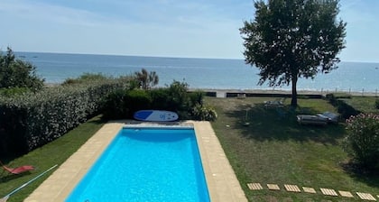 Villa rental 15 persons direct access to the beach + heated swimming pool