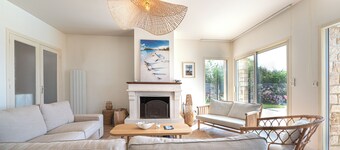 Villa rental 15 persons direct access to the beach + heated swimming pool