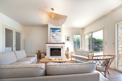 Villa rental 15 persons direct access to the beach + heated swimming pool