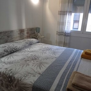 3 chambres, fer et planche à repasser, Wi-Fi, draps fournis