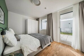 1 dormitorio, escritorio, tabla de planchar con plancha y wifi