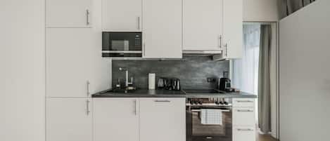 冷蔵庫、電子レンジ、オーブン、コンロ