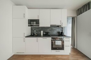 Kjøleskap, mikrobølgeovn, ovn og kokeplater