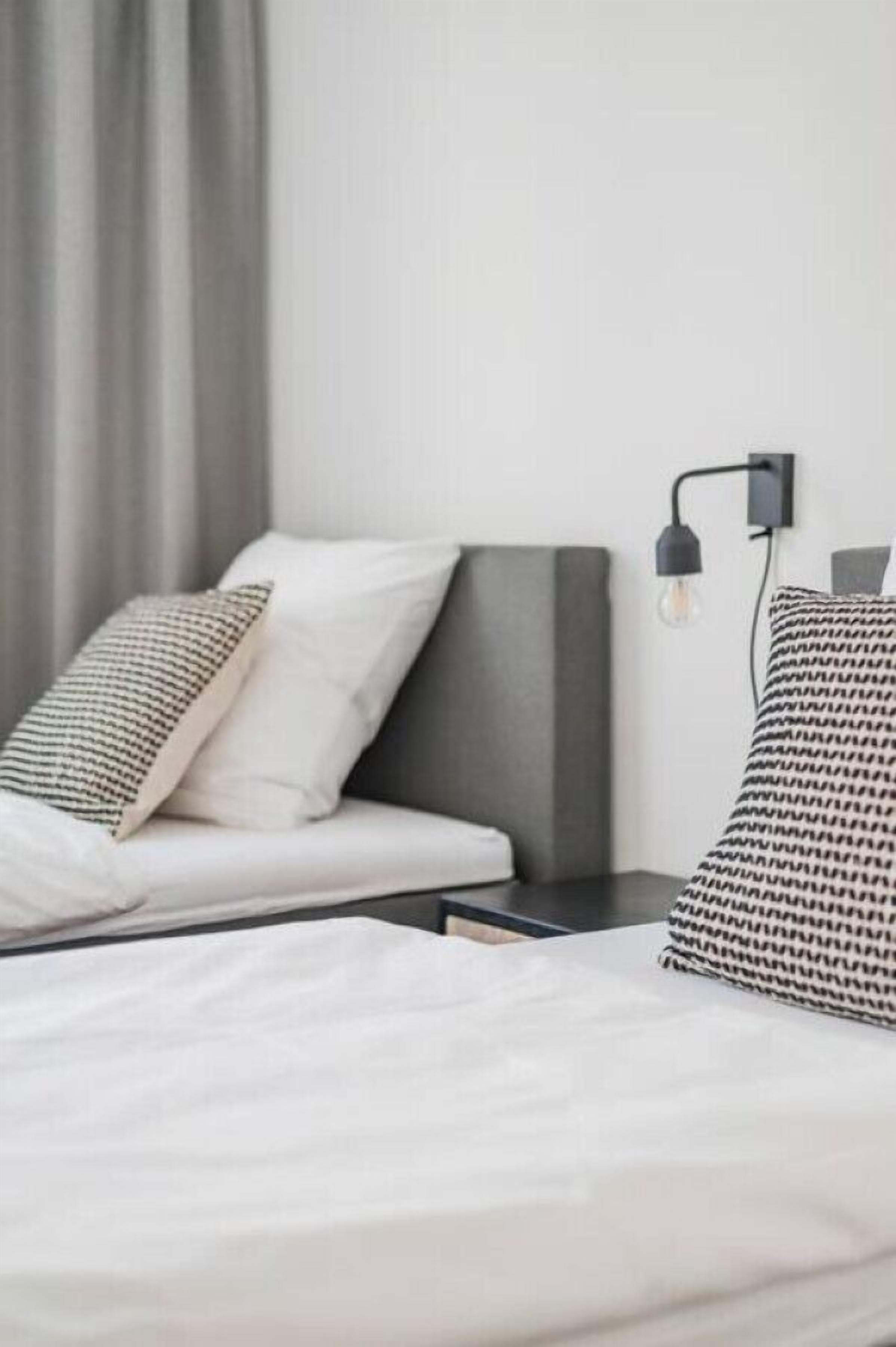 2 bedrooms, desk, iron/ironing board, WiFi