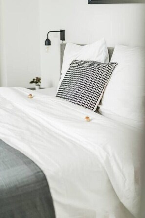 2 bedrooms, desk, iron/ironing board, WiFi