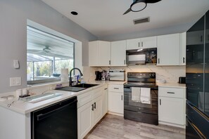 Interior - < 1 Mi to Four Freedoms Beach: Canal-front Getaway (Cape Coral)