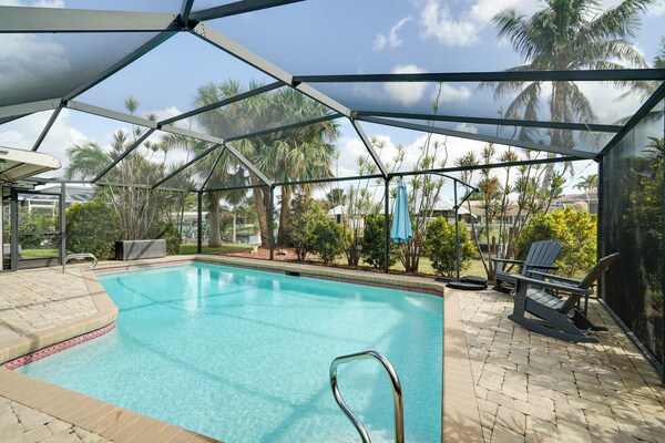 < 1 Mi To Four Freedoms Beach: Canal-front Getaway - Fort Myers, FL