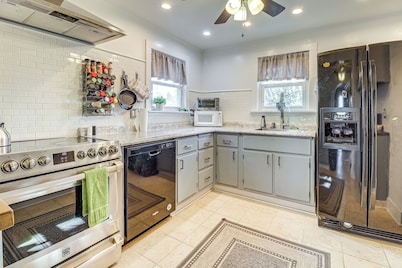 Game Room & Fire Pit: West Mifflin Home!