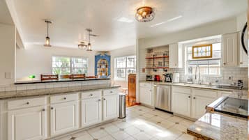 House (5 Bedrooms) | Interior