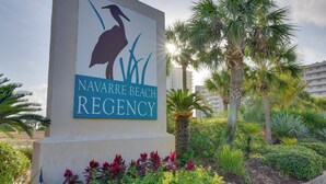 Segnaletica per Navarre Beach Regency con la sagoma di un flamingo e palme.