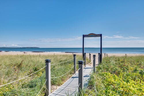 'beachfront 12' Condo on Old Orchard Beach