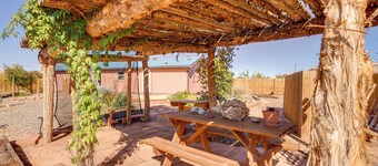 Stunning Views: Quiet Bluff Home Near Hiking!