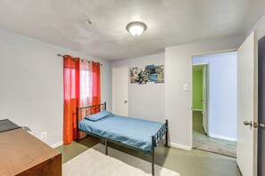 3 bedrooms, bed sheets - 12 Mi to Dtwn: Pittsburgh Home w/ In-unit Laundry! (Pittsburgh)