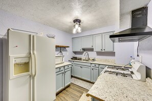 電子レンジ、オーブン、コンロ、調理器具と食器