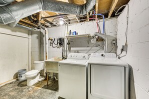 Bathroom - 12 Mi to Dtwn: Pittsburgh Home w/ In-unit Laundry! (Pittsburgh)