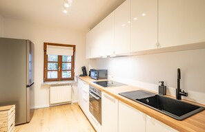 Fridge, oven, stovetop, dishwasher